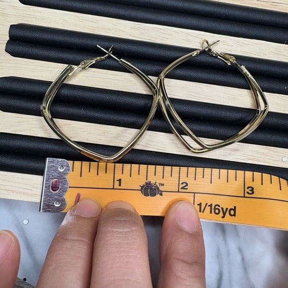 Elegant Gold Hoop Earrings - Picture 6 of 6